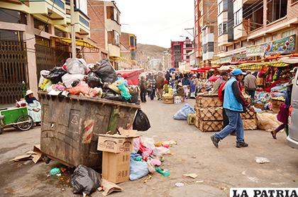 Gran cantidad de basura en inmediaciones de un lugar comercial /ARCHIVO
