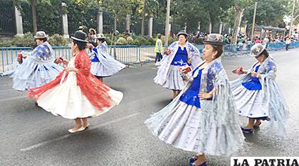 La comunidad boliviana celebra en el Paseo del Prado su fiesta en honor a la Virgen de Urkupiña /Gacetín Madrid