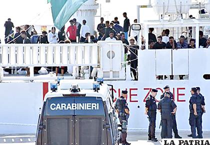 Los 177 inmigrantes a bordo de un barco militar en Catania esperan a desembarcar
/AGENCIA EFE