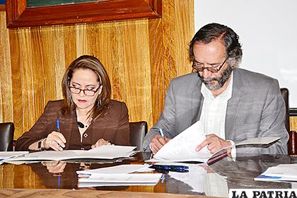 Firma de convenio entre la UTO y Dinoplu 