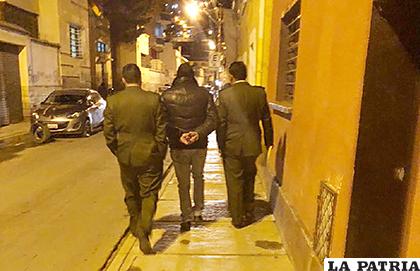 El sujeto es llevado por dos policías hasta el Ministerio Público la noche del lunes 
