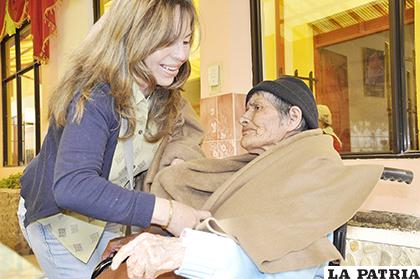Ancianos deben ser atendidos por sus familiares con cariño. 