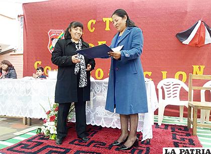 La diputada Otilia Choque (der) realizó la entrega del Homenaje Camaral a la directora