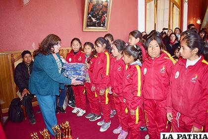 La secretaria de Desarrollo Humano, Edda Fiorilo entrega la indumentaria a los estudiantes del colegio La Kantuta 
