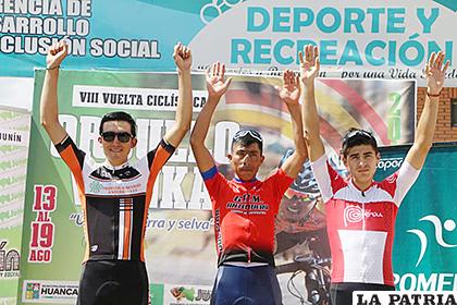 Basilio Ramos (centro), campeón de la vuelta de Huancayo-Perú /FACEBOOK 