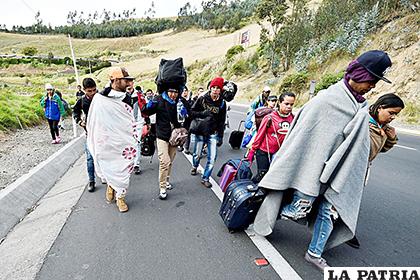 Venezolanos esperan para cruzar el paso fronterizo entre Ecuador y Perú /ANDINA
