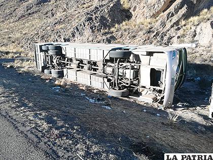 El bus volcó y provocó dos muertes 
