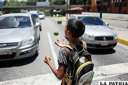 Niños venezolanos en las calles, buscando la forma de ganarse algunos centavos /informe21.com