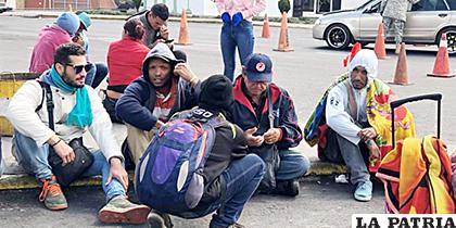 Grupo de venezolanos, a la espera de cruzar la frontera e internarse en Ecuador /elpais.cr