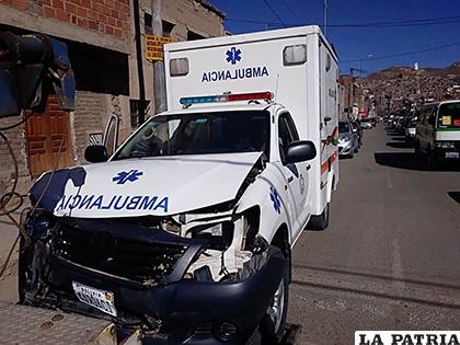 La ambulancia resultó más afectada que el otro coche 