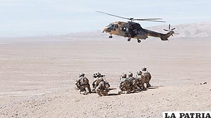 Ejercicios militares en el desierto chileno /ANF