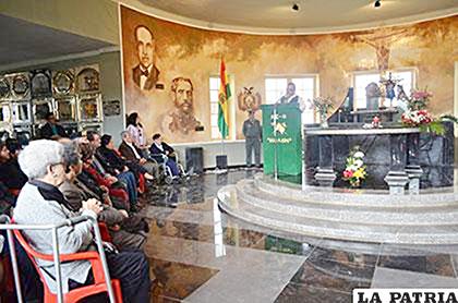 Inauguración de obras de mejora del Mausoleo el año 2015, al fondo se nota la pintura referida
