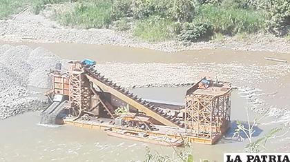 Draga china destruye el río Challana en el municipio de Guanay /WALDO VALER
