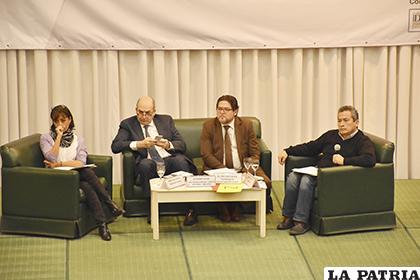 El experto en materia electoral, Alejandro Tullio, en el panel junto a Teresa Zegada /APG