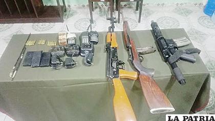 Armas y equipos de comunicación confiscado a los antisociales /RR.SS.