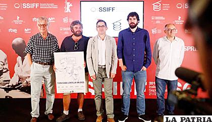 El director del Festival Internacional de Cine de San Sebastián, José Luis Rebordinos (C) /TVN Noticias