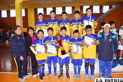 Los integrantes del equipo del colegio Venezuela de Huanuni 
