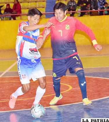Boris Tito y Eddy Yucra disputan el balón 
