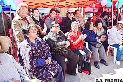 Adultos mayores requieren un trato con calidad y calidez 