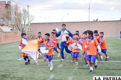 La vuelta olímpica de los campeones en fútbol