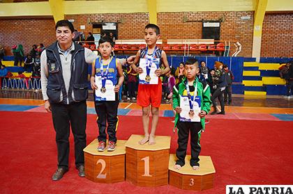 El podio del nivel I rama masculina 