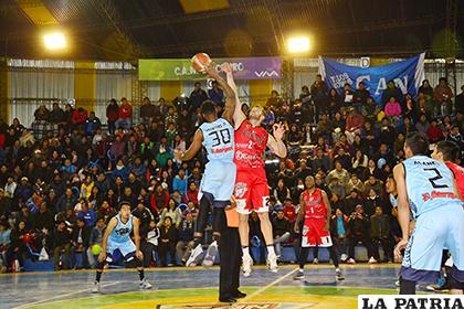 Desde las 20:30 comienza la quinta batalla entre los dos elencos
