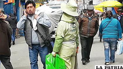 Una barrendera de la empresa de aseo de El Alto murió /imagen referencial