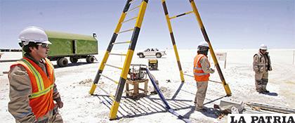Prolongado trabajo se cumple desde hace tiempo en el salar de Uyuni