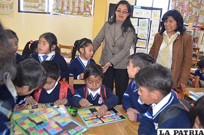 Los niños se incentivan en la lectura gracias a Ayni Bolivia /LA PATRIA /Johan Romero