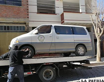 El vehículo oficial que conducía la autoridad /LA PATRIA