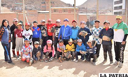 Los integrantes de la selección orureña de béisbol Sub-10 /LA PATRIA /Reynaldo Bellota