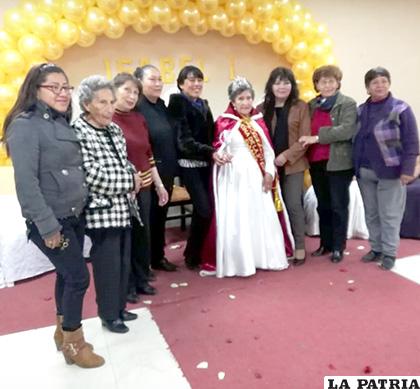 Isabel Ore de Riveros pidió en su coronación respeto por los adultos mayores /LA PATRIA