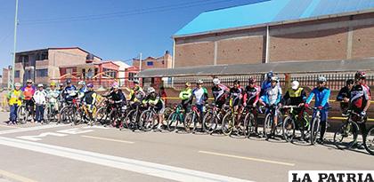 Deportistas que son parte del campeonato interclubes de ciclismo /Cortesía Cristóbal Bustos
