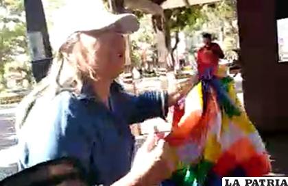 La mujer que retiró las wiphalas de la plaza principal de Montero /Captura de pantalla