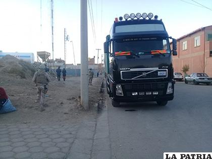 El camión escoltado por uniformados /LA PATRIA