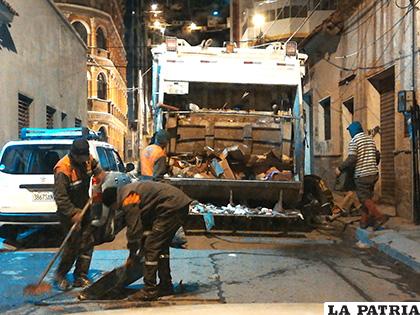 El camión recolector de EMAO provocó la caída accidental de un poste de electricidad /LA PATRIA /ARCHIVO