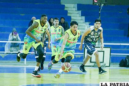 En varias ocasiones jugó partidos de la Libobásquet