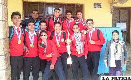 Con el equipo de su colegio 