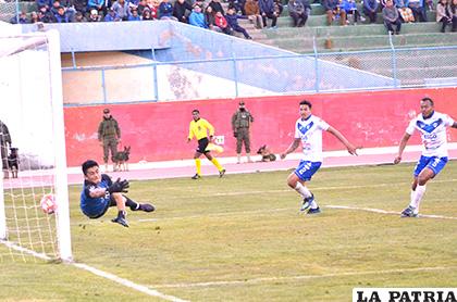 Cabezazo de Saucedo en el minuto 46, y el partido se ponía 1-1 antes del descanso /LA PATRIA - Reynaldo Bellota
