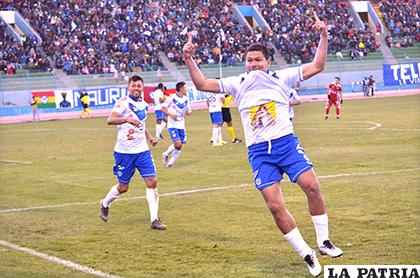 Doblete de Carlos Saucedo y ahora es el goleador del Clausura /LA PATRIA - Reynaldo Bellota