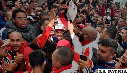 La multitud superó todos los controles en la llegada de Alves /noticiassin.com