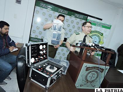 El coronel Aguilera durante la conferencia de prensa donde se recuperó el tester / Clave 300