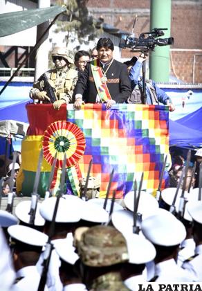 El comandante de las Fuerzas Armadas, Williams Carlos Kaliman Romero junto al Presidente Evo Morales /APG