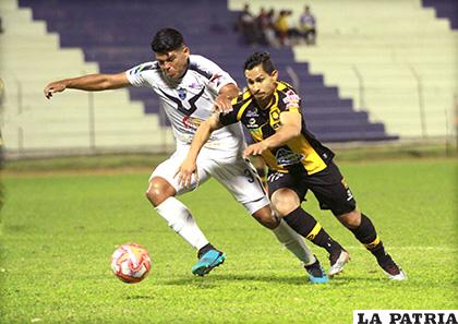 Walter Antelo y Marvin Bejarano disputan el balón /APG