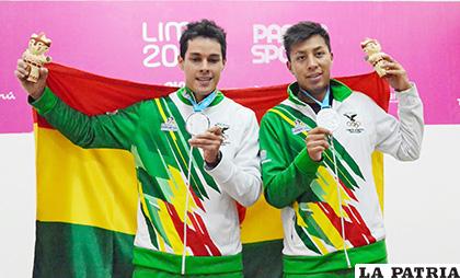 Roland Keller y Conrado Moscoso lucen orgullosos la medalla de plata /LA PATRIA - Walter Challapa