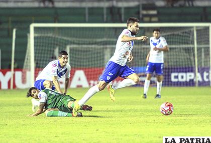 Iker Hernández deja en el camino a su adversario y sale jugando
