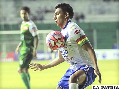 Didí Torrico domina el balón con el pecho /APG