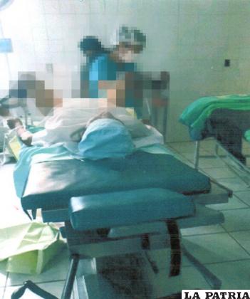 Fotografía de M.M.A atendiendo un parto en el hospital Barrios Mineros el reciente sábado /DENUNCIANTES