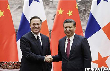 Presidentes de Panamá y China estrechándo las manos /Estrategia y Negocios