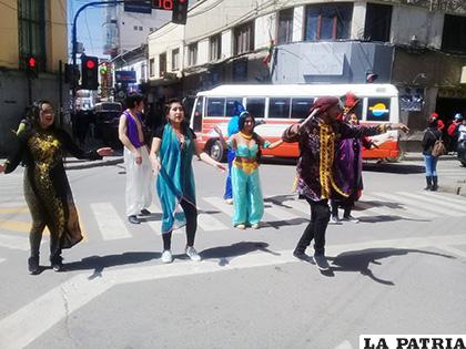 Aladdin intervino en las calles de Oruro /LA PATRIA